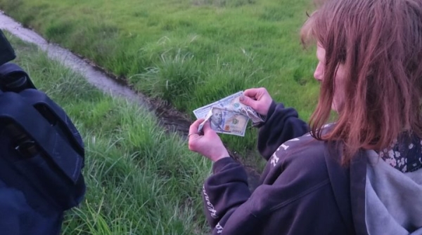 Очень странные дела. Мужчина разбросал из машины на ходу $200 тысяч Очень странные дела. Мужчина разбросал из машины на ходу $200 тысяч