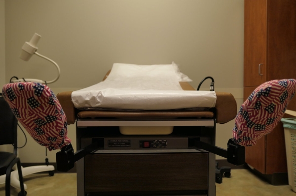 Врач годами подменял донорскую сперму своей — теперь у него больше 90 детей. История шокирующего эксперимента