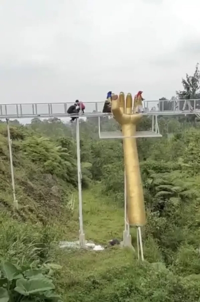 В Индонезии обрушился стеклянный мост, погибла женщина