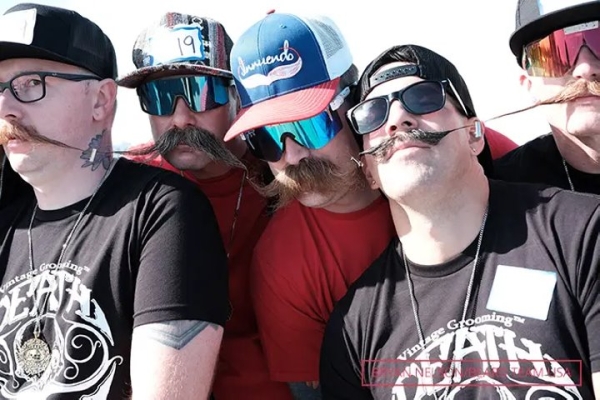 Мужчины с длинными усами и бородой установили новый мировой рекорд Мужчины с длинными усами и бородой установили новый мировой рекорд