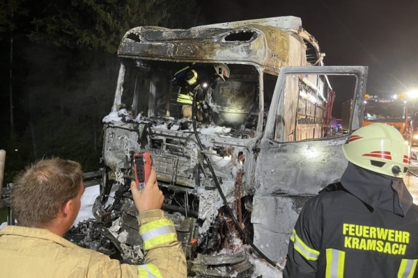 В Австрии тягач белоруса сгорел от попавшего под него мотоцикла В Австрии тягач белоруса сгорел от попавшего под него мотоцикла