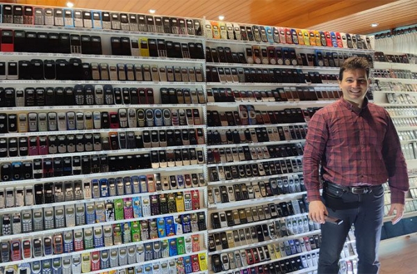 Рекордная коллекция: испанец собрал 3615 мобильных телефонов и вошел в Книгу рекордов