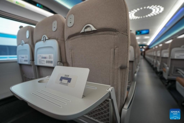 В Китае появился пассажирский поезд, способный развивать 450 километров в час — посмотрите, как он выглядит внутри