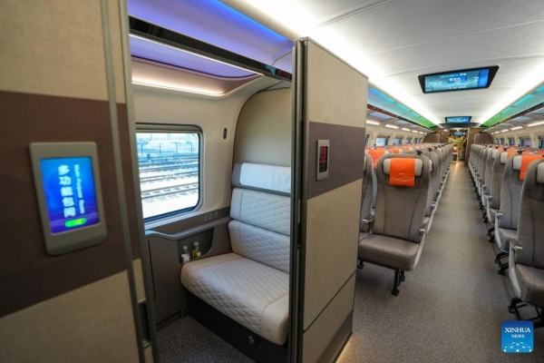 В Китае появился пассажирский поезд, способный развивать 450 километров в час — посмотрите, как он выглядит внутри