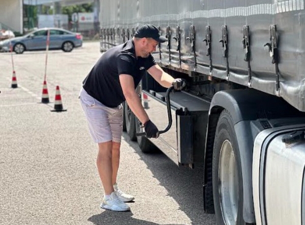 Пинчанин открыл школу для дальнобойщиков в Польше. Выгодно?