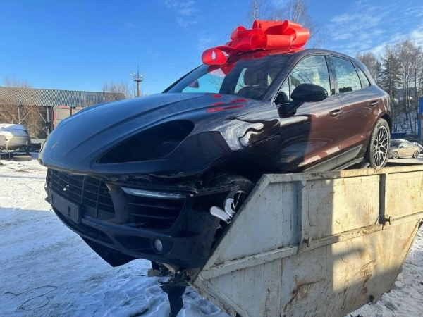 Мужчина выбросил Porsche в мусор. Это был подарок для жены, но он ей не понравился Мужчина выбросил Porsche в мусор. Это был подарок для жены, но он ей не понравился