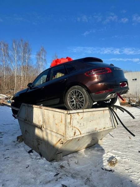 Мужчина выбросил Porsche в мусор. Это был подарок для жены, но он ей не понравился Мужчина выбросил Porsche в мусор. Это был подарок для жены, но он ей не понравился