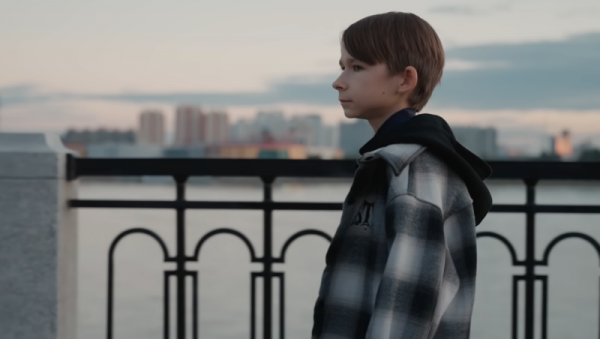 В 20 лет парень выглядит как ребенок